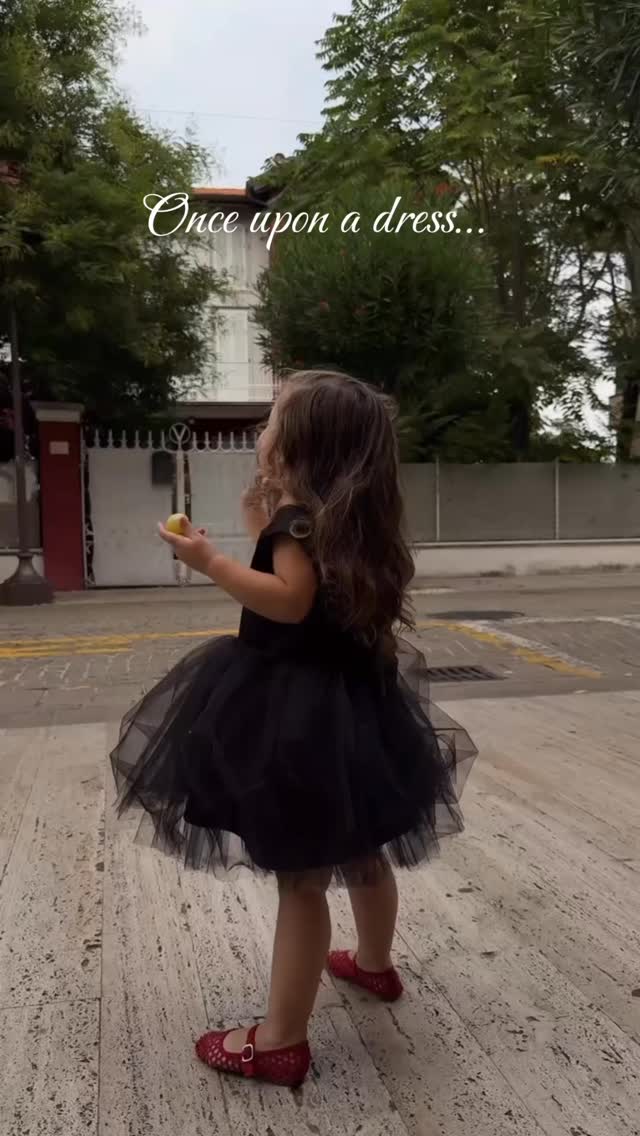 An oversized bow that somehow stays perfect through it all 🤍